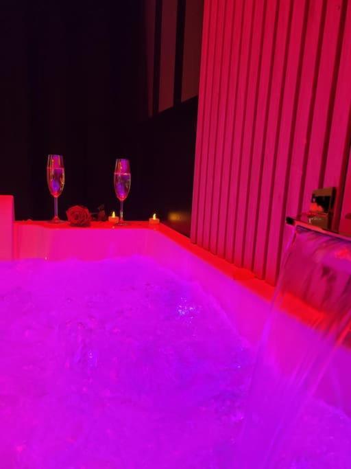 Nuit D'Evasion Love Room Avec Baignoire Balneotherapie Тулон Екстериор снимка