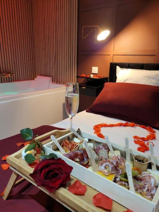 Nuit D'Evasion Love Room Avec Baignoire Balneotherapie Тулон Екстериор снимка
