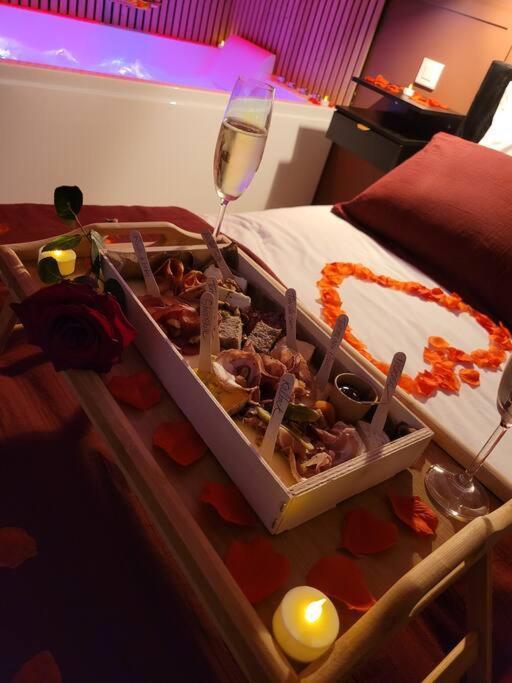 Nuit D'Evasion Love Room Avec Baignoire Balneotherapie Тулон Екстериор снимка
