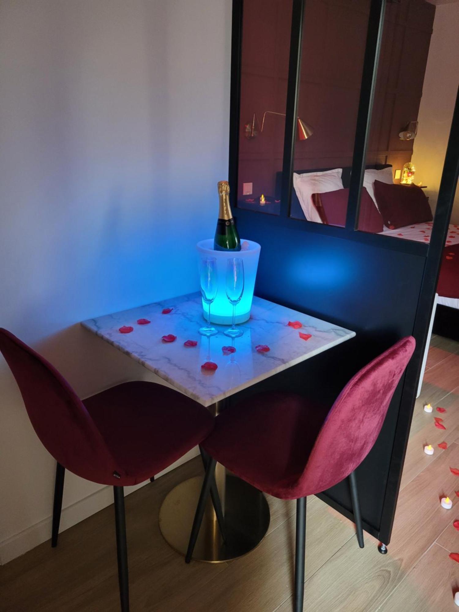 Nuit D'Evasion Love Room Avec Baignoire Balneotherapie Тулон Екстериор снимка