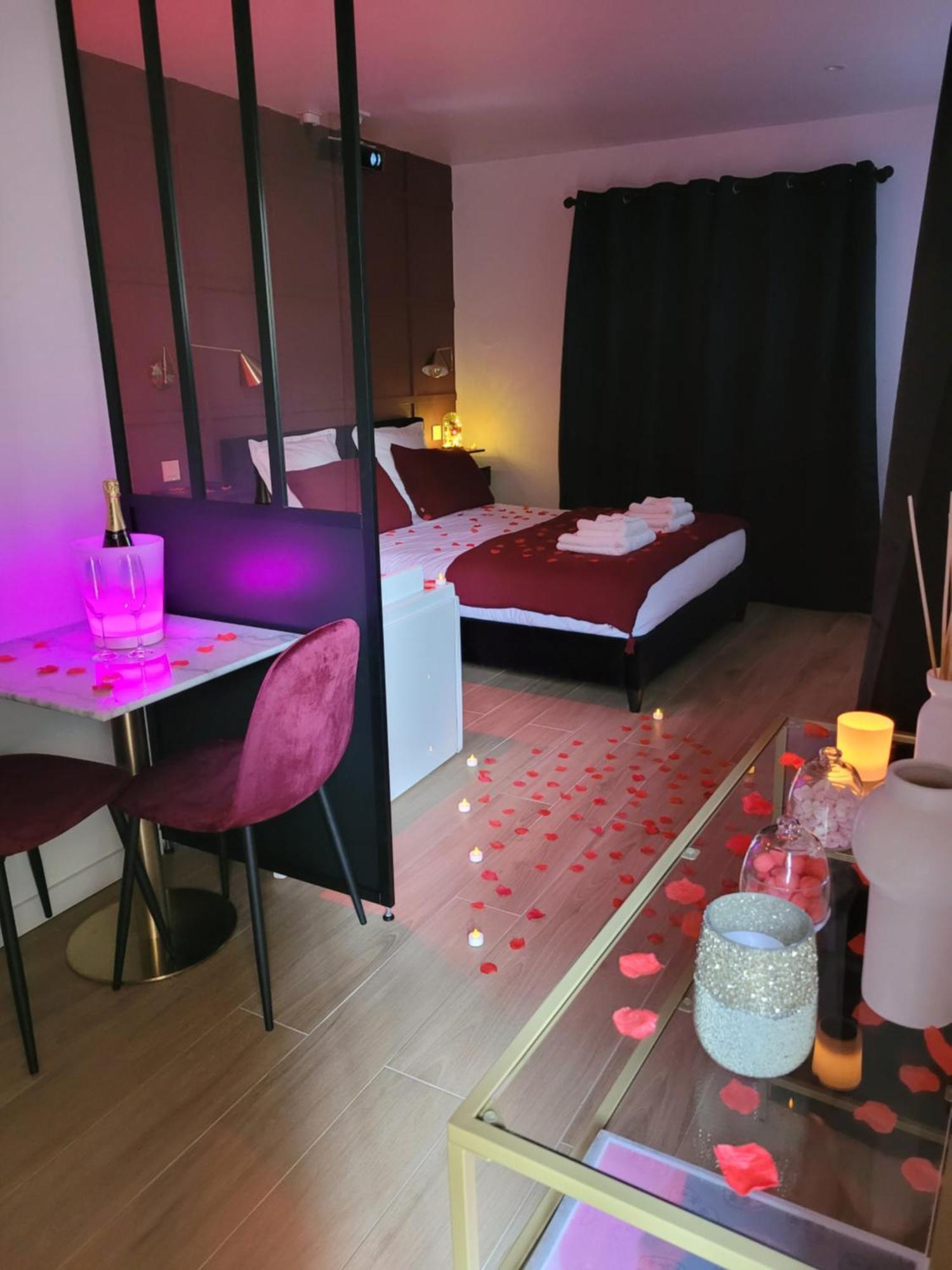 Nuit D'Evasion Love Room Avec Baignoire Balneotherapie Тулон Екстериор снимка