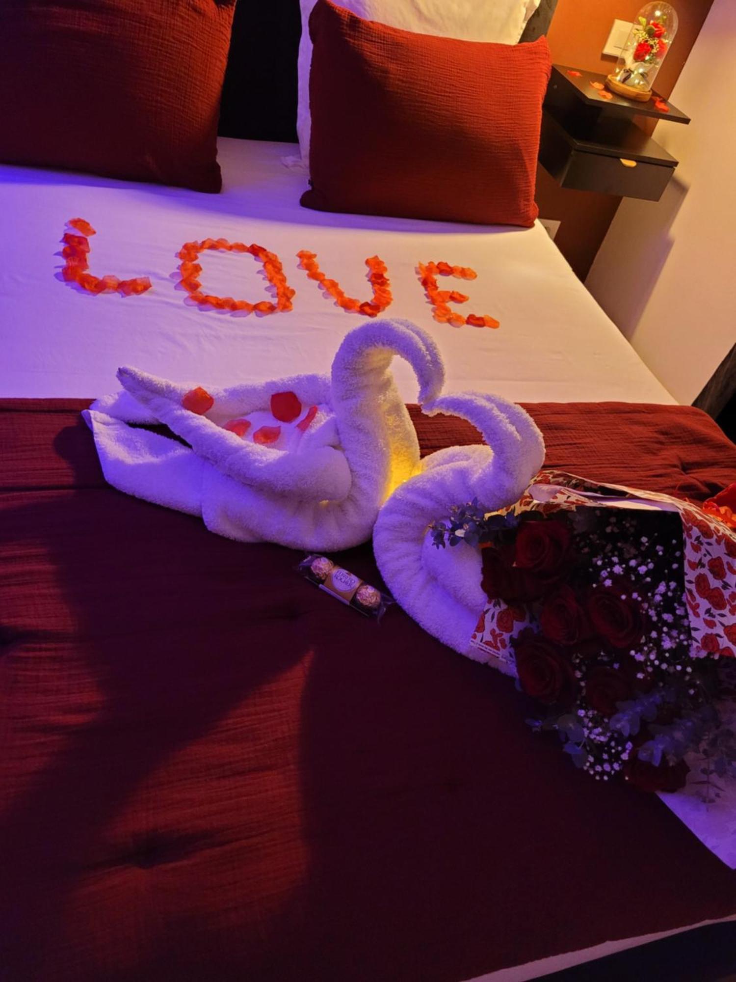 Nuit D'Evasion Love Room Avec Baignoire Balneotherapie Тулон Екстериор снимка