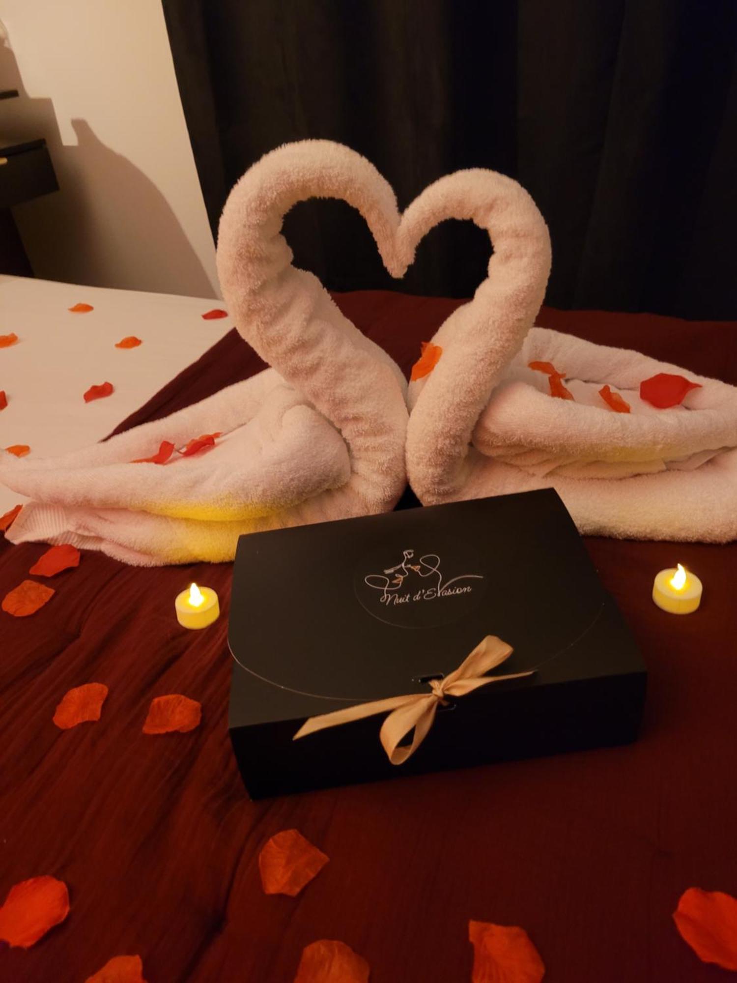 Nuit D'Evasion Love Room Avec Baignoire Balneotherapie Тулон Екстериор снимка